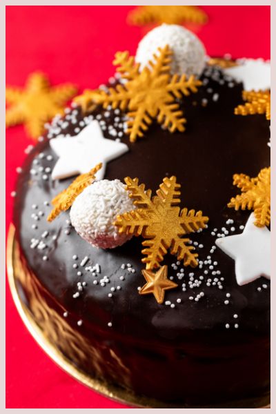 CHRISTMAS CAKE WITH SPICES AND DRIED FRUITS